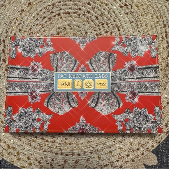 The Pat McGrath Labs Luminous Legends: Mega Eye Shadow Palette - Picture 2 of 6